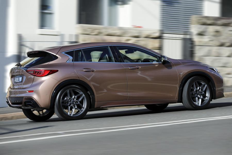  Infiniti Q30S 2.0t AWD 2016 года  (AU) (фото 13 из 26)